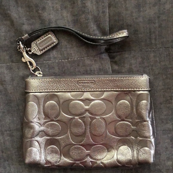 ❌❌SOLD❌❌ COACH Wristlet - Picture 1 of 4